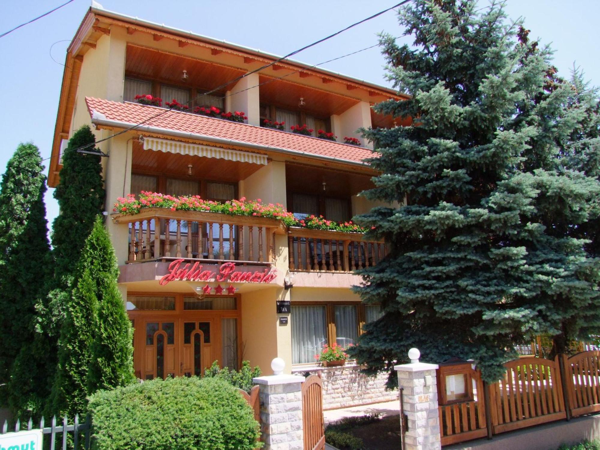 Bed and Breakfast Júlia Panzió Hajdúszoboszló Exterior foto
