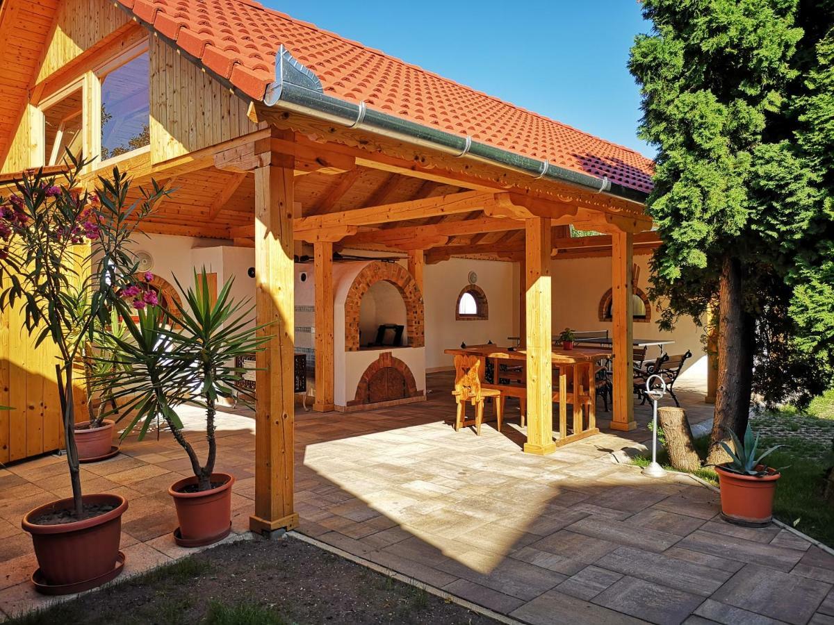 Bed and Breakfast Júlia Panzió Hajdúszoboszló Exterior foto