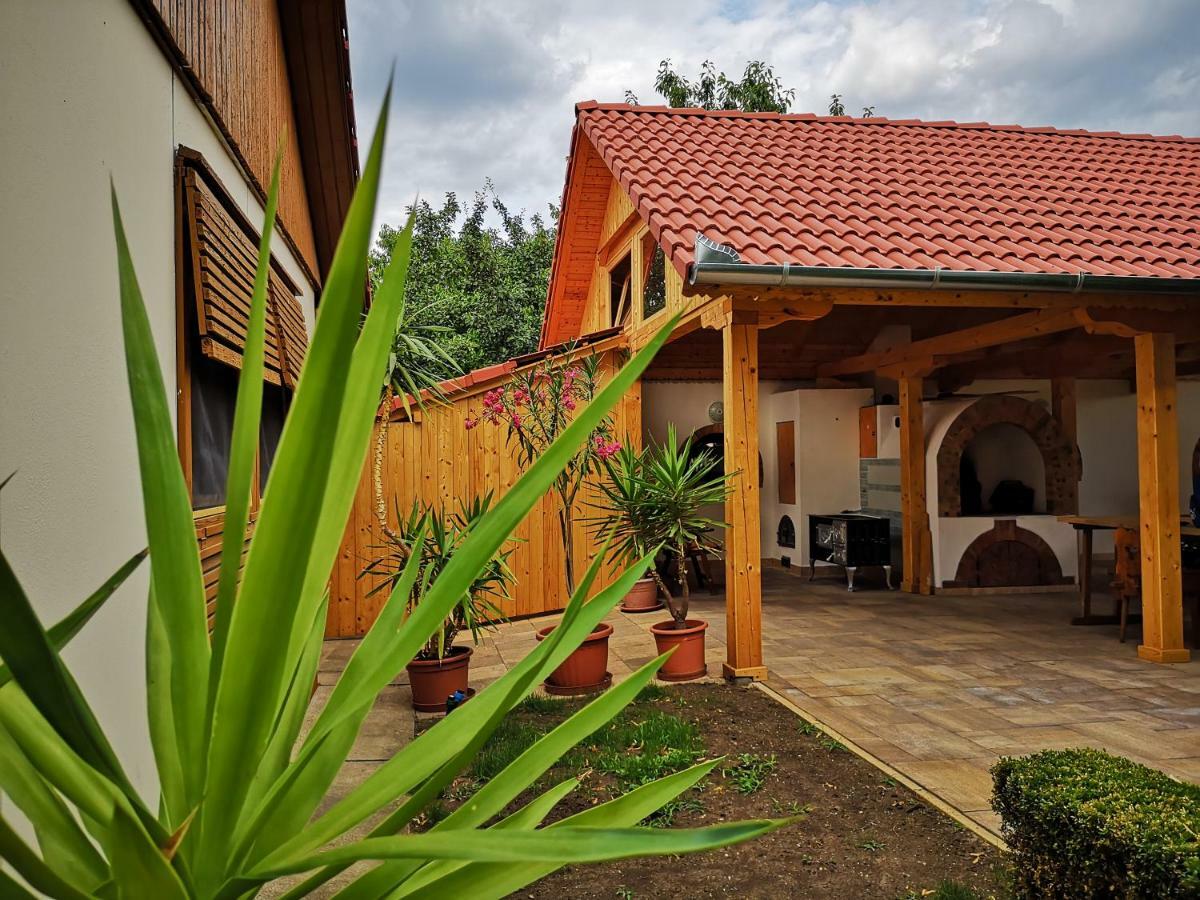 Bed and Breakfast Júlia Panzió Hajdúszoboszló Exterior foto